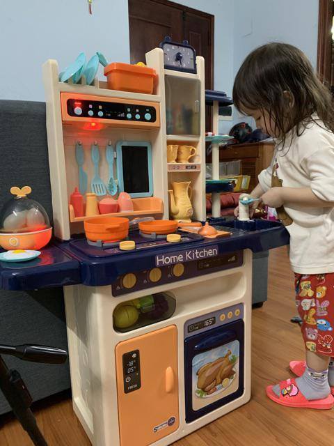 Đồ chơi nhà bếp cho bé: Giúp con bạn phát triển kỹ năng nấu ăn với đồ chơi nhà bếp dành cho trẻ em. Hình ảnh sẽ cho bạn thấy các sản phẩm an toàn và đáng yêu, khiến con bạn có thể khám phá và học hỏi cách nấu ăn một cách vui nhộn.